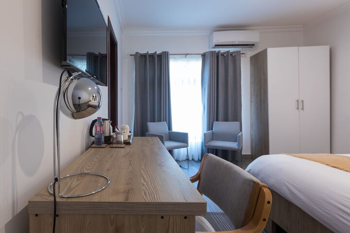 Room 5 of 90