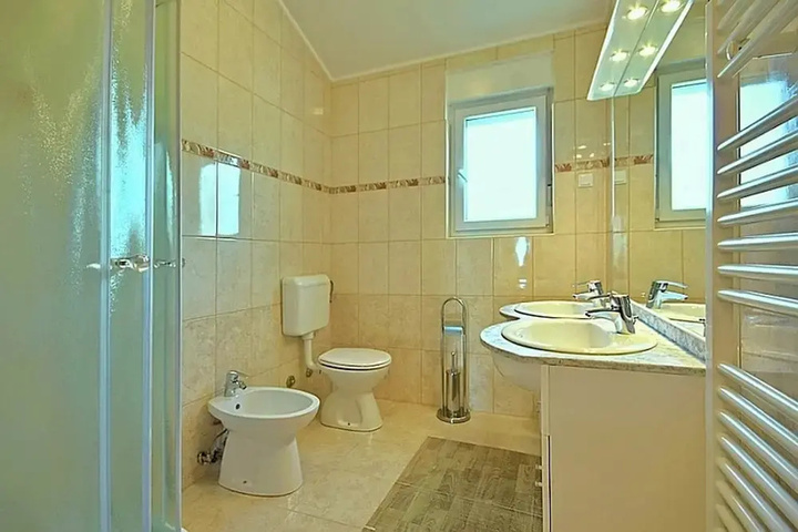 Room 9 of 20
