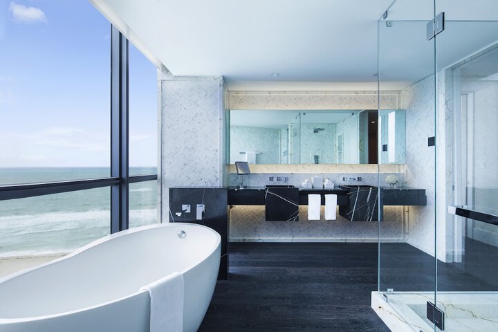 Deep soaking bathtub