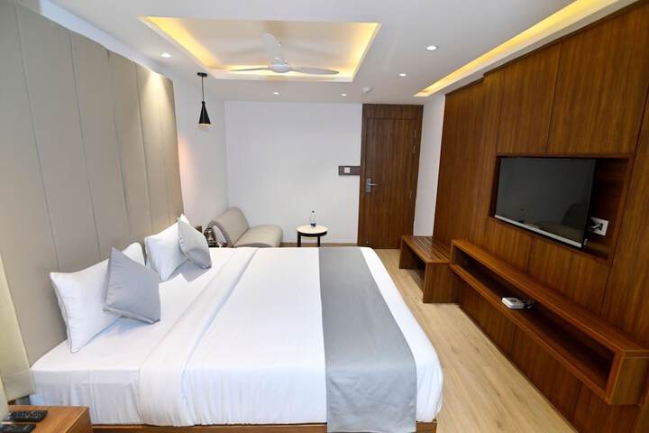 Room 13 of 30