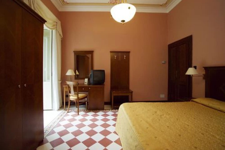 Room 3 of 37