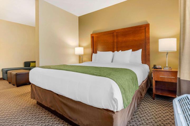 1 King Bed (5 of 17)