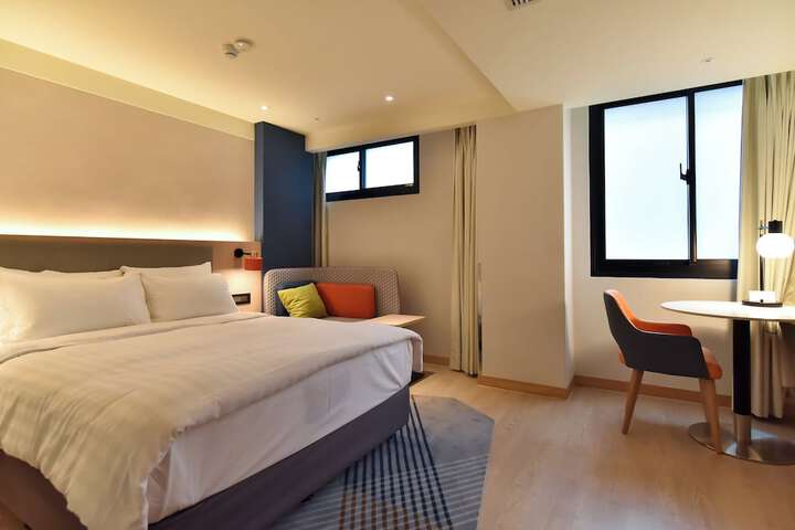 Room 25 of 76