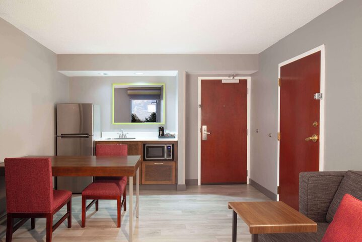 Room 14 of 28