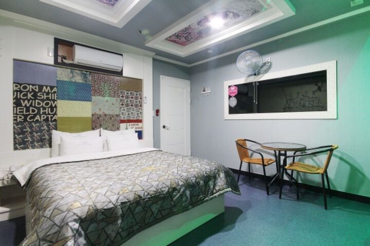 Room 53 of 80