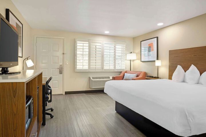 1 King Bed Microwave and Refrigerator Full Breakfast (7 of 11)