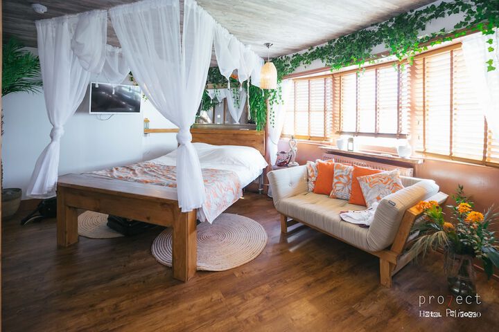 Room 25 of 272