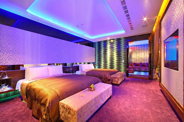 Room 7 of 33