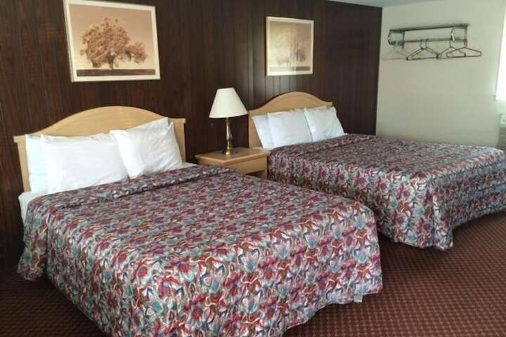 1 Queen Bed (4 of 7)