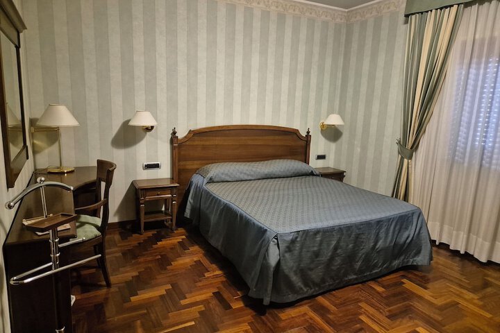Room 6 of 16