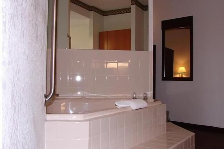 Room 8 of 16