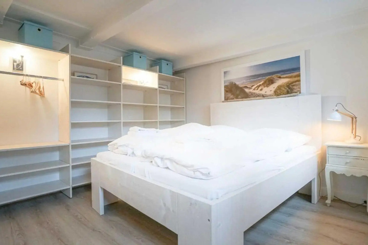 Room 7 of 15