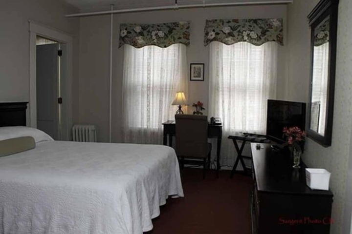 Deluxe King Bed (3 of 16)