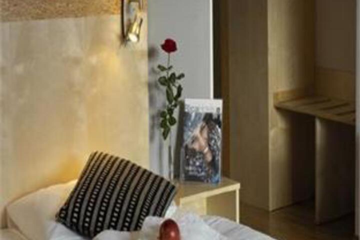 Room 4 of 5