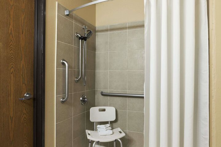 1 Queen Bed Accessible Room (3 of 5)