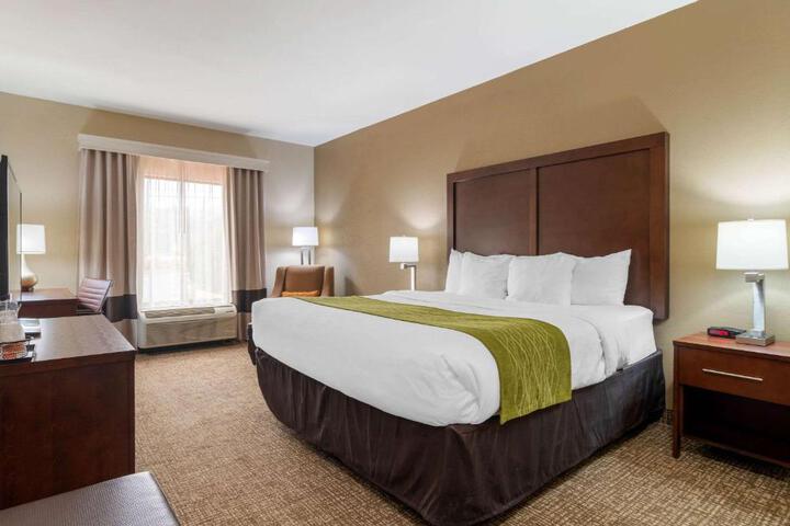 1 King Bed (1 of 17)
