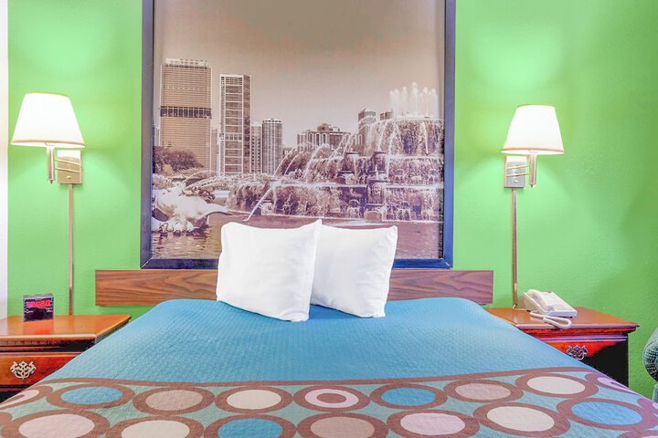 1 Queen Bed (14 of 33)
