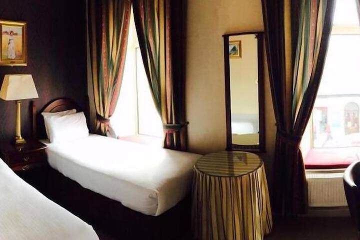 Room 7 of 33