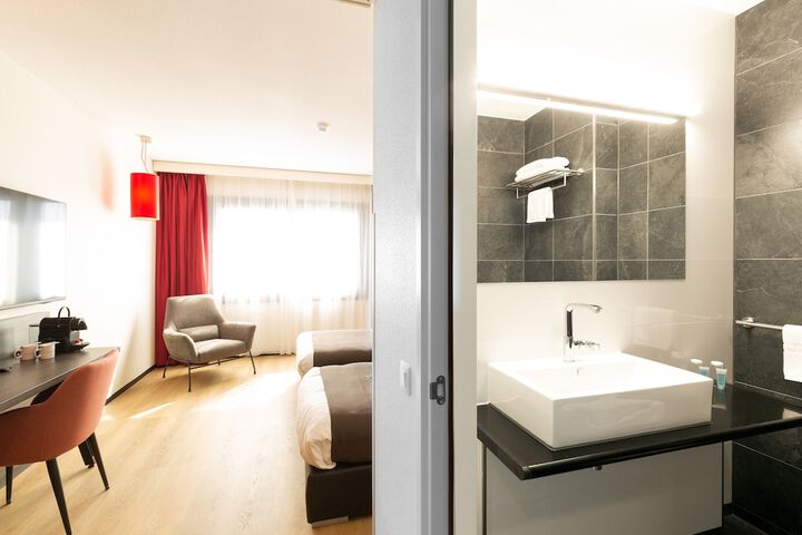 Room 6 of 13