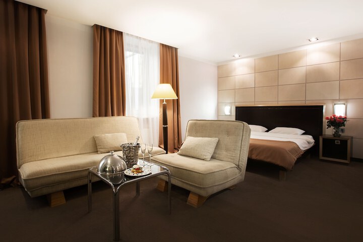 Room 9 of 35