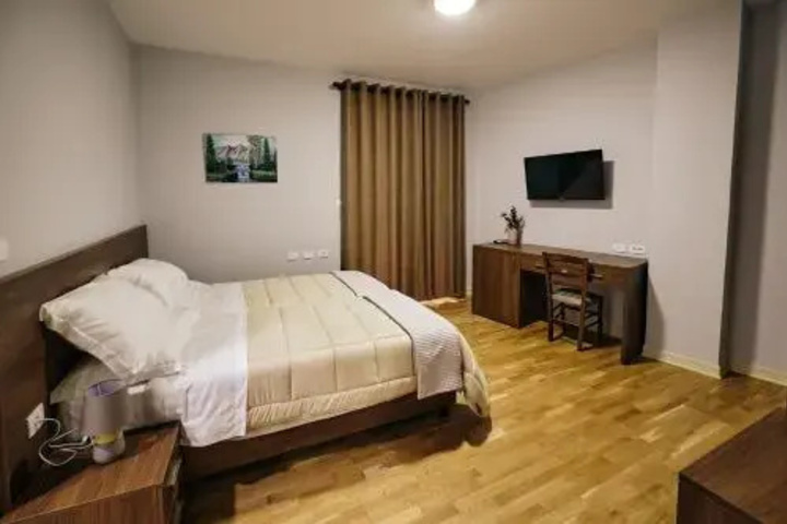 Room 8 of 9