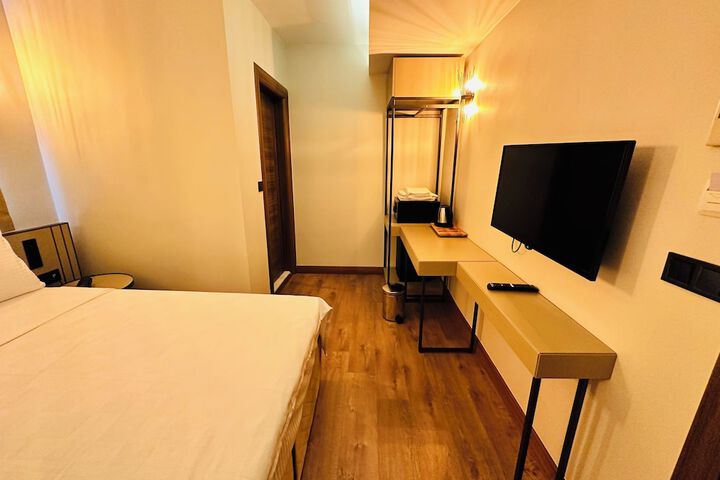 Room 6 of 27