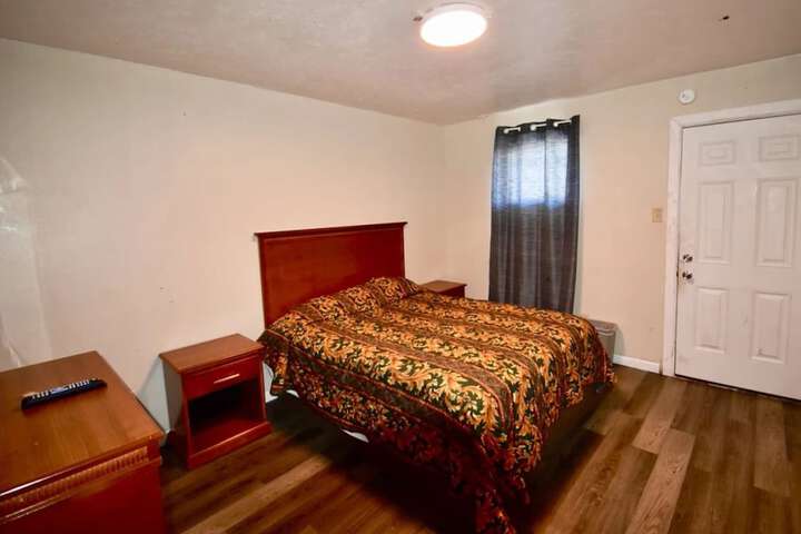Room 6 of 9
