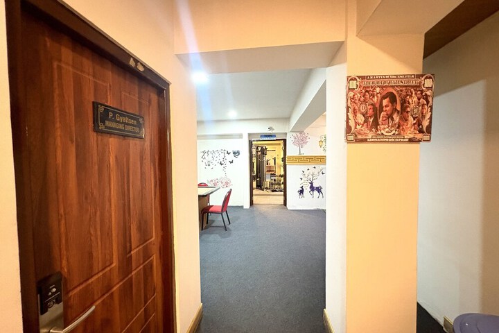 Room 27 of 34