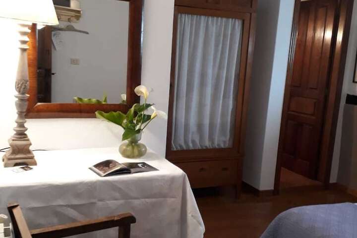 Room 2 of 32