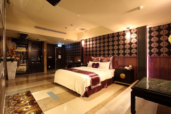 Room 6 of 32