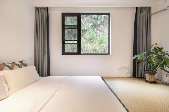 Room 4 of 170