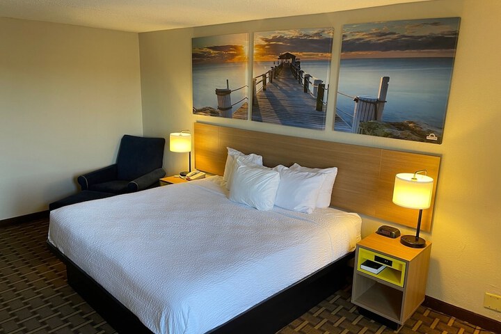 1 King Bed (12 of 21)