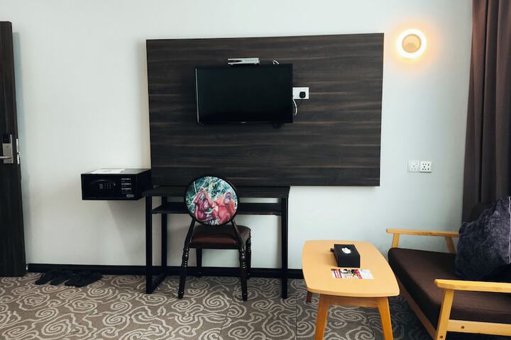 Room 7 of 76