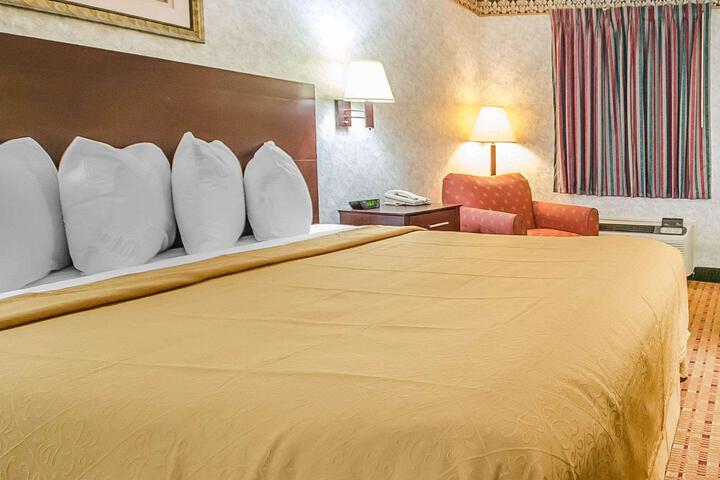1 King Bed (3 of 6)