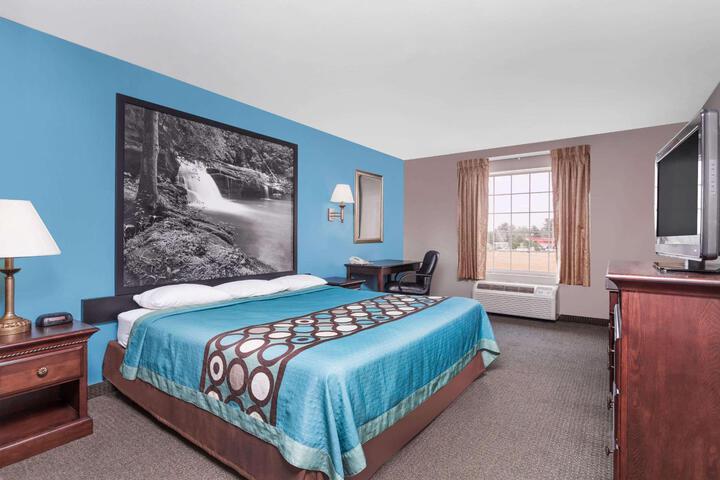 1 King Bed (1 of 11)