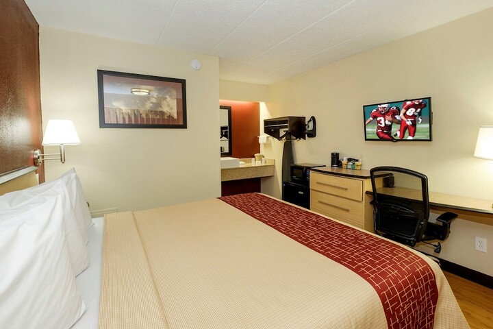 Deluxe King Bed (4 of 13)