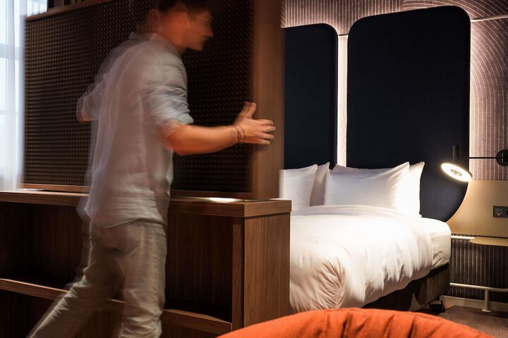 Room 46 of 170