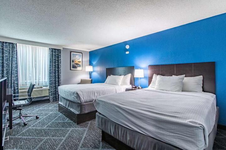 2 Queen Beds Executive Room Living Room Wet Bar Microwave and Refrigerator Bath and Shower Full Breakfast (19 of 34)