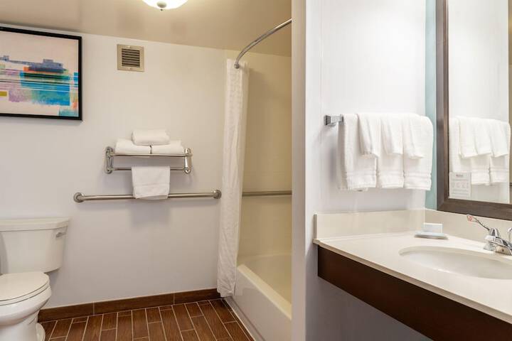 Room 32 of 80