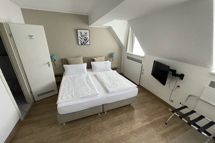 Room 12 of 128