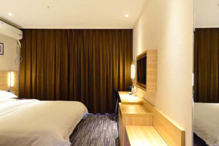 Room 4 of 9