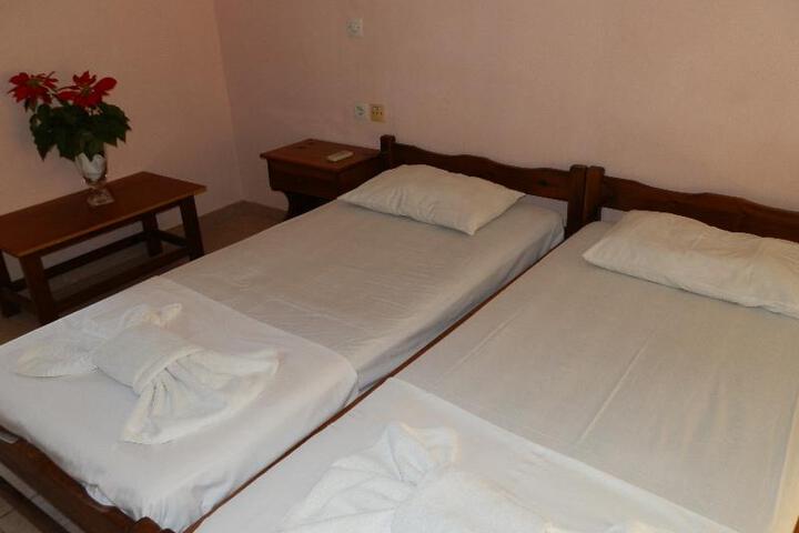 Room 4 of 8