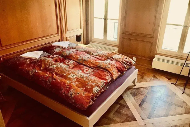 Room 6 of 19