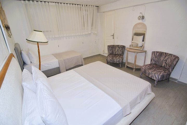 Room 7 of 98