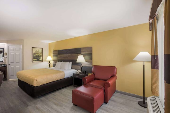 1 King Bed (1 of 20)