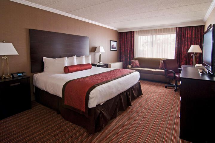 2 Queen Beds Interior Terrace Pool View (6 of 10)
