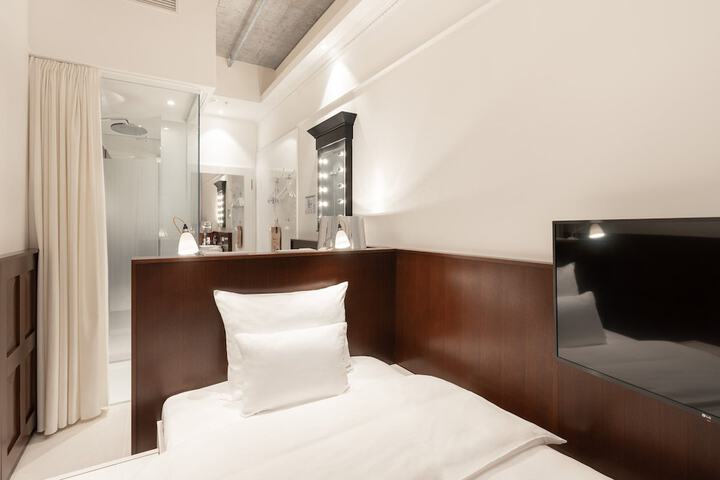 Room 16 of 83