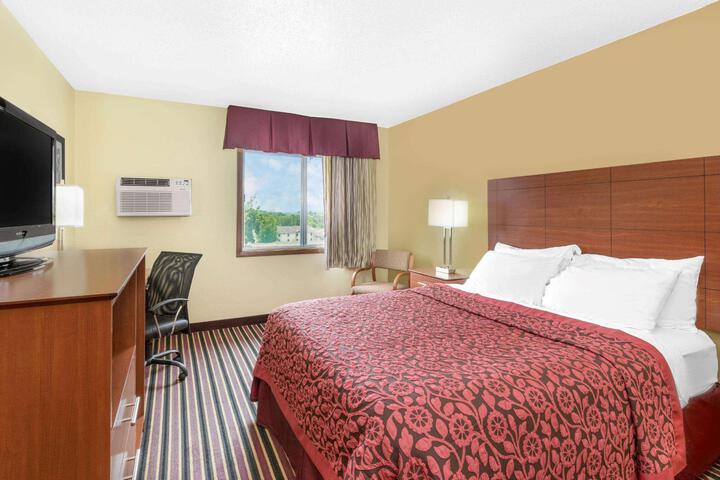 1 Queen Bed (29 of 29)