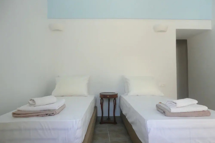 Room 4 of 9
