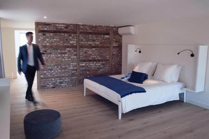 Room 11 of 38